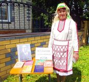 Заведующая Карамасской библиотеки Л.П. Иванова знакомит с  творчеством журналиста, литератора и краеведа М.Т. Сергеева